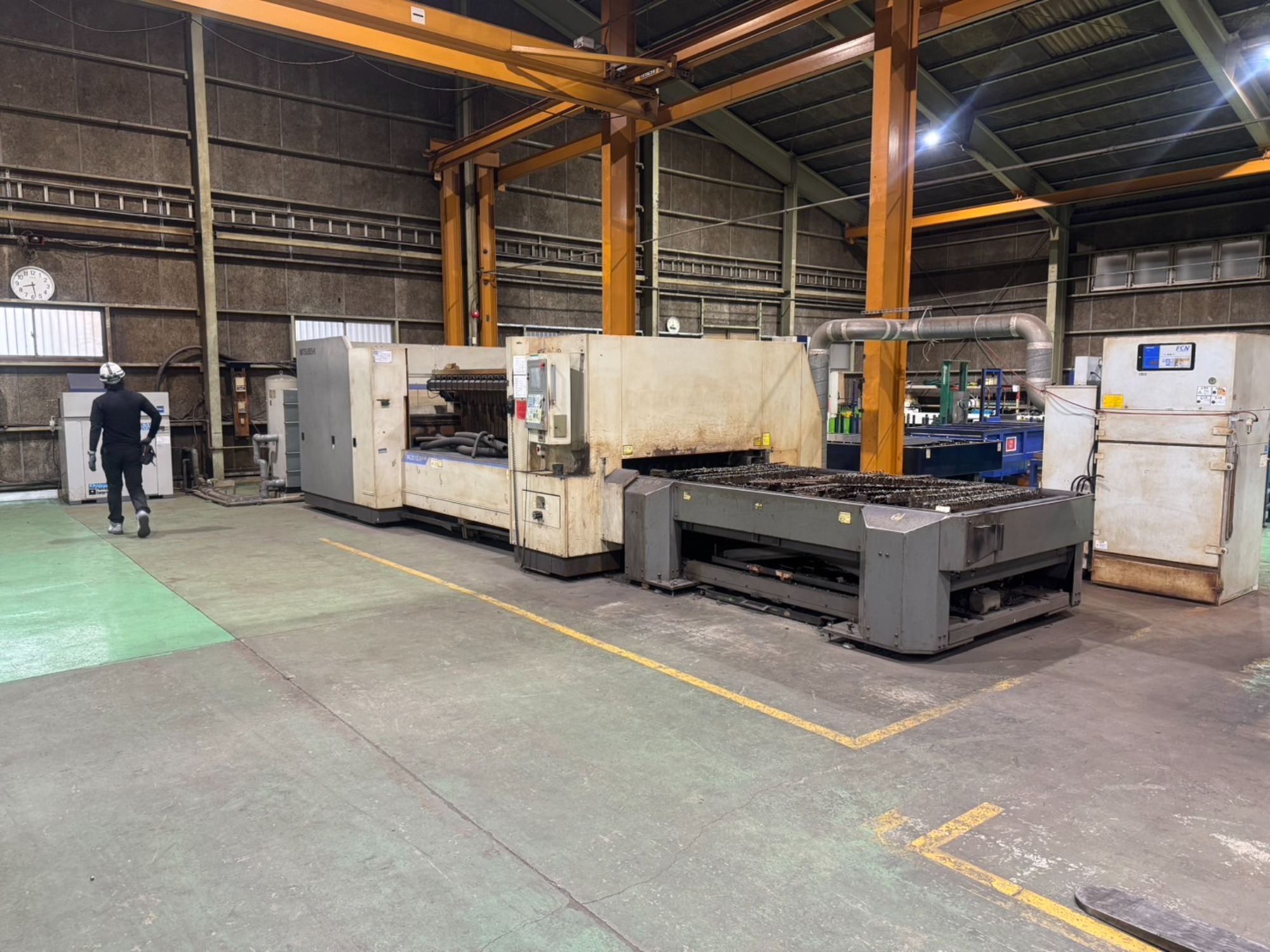 三菱レーザー加工機の解体撤去作業を承りました